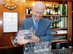 Ni un icónico bar se salva de la crisis europea