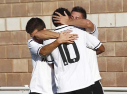 Choco Lozano abre el camino de la victoria del filial del Valencia