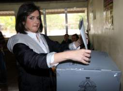 Precandidatos acuden a urnas y llaman a hondureños a votar