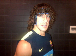 Puyol luce nueva máscara en práctica