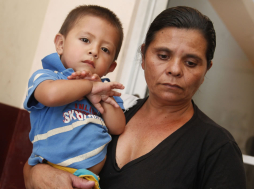 Clama ayuda para salvar a su hijo