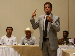 'Cemento ofrecen por credenciales”