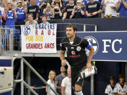Raúl González marca dos goles en su partido homenaje con el Schalke