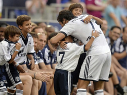 Raúl González marca dos goles en su partido homenaje con el Schalke