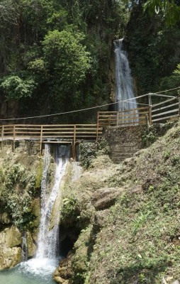 Manantiales de agua fresca encantan a turistas en Santa Bárbara