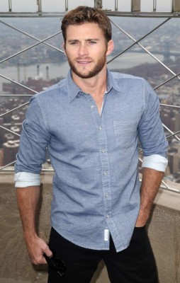 9 April 2015.Scott Eastwood and Britt Robertson from 'The Longest Ride' at the Empire State Building in New York.Credit: GoffPhotos.com Ref: KGC-146