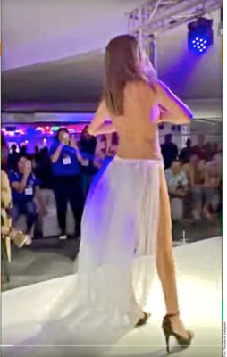 Modelo colombiana sufre bochorno al perder parte de su vestuario en la pasarela
