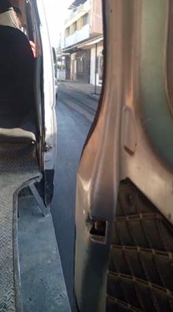 Los pasajeros viajan en unidades sin puertas en algunas rutas, ya que los motoristas dejaron de contratar ayudantes.