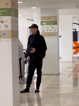 Retienen a Peso Pluma en aeropuerto para ser interrogado por el gobierno de EEUU