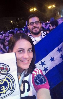 Bandera de Honduras en festejos de aficionados del Real Madrid en España