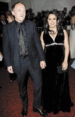 Salma Hayek luce su embarazo