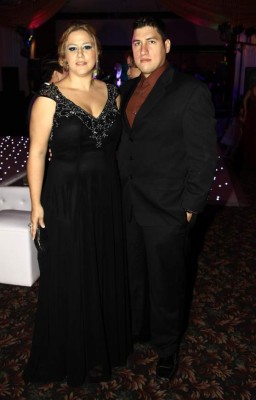 Joel Heyer y Vivian Zúniga se prometen amor en el altar