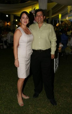 Alegría nupcial al atardecer