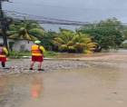 El Cuerpo de Bomberos ha estado monitoreando las zona bajas de Puerto Cortés donde las lluvias han inundado los patios de algunas viviendas.