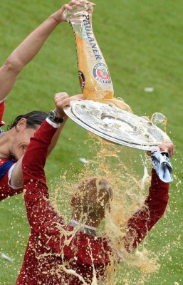 Pep Guardiola recibe la tradicional ducha de cerveza del campeón
