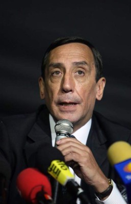 Senador ex rehén de Farc afirma que 'aún no puede gozar de la libertad'