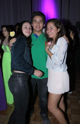 Velada juvenil llena de buenos deseos y dicha