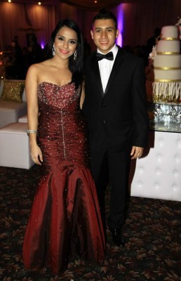 Joel Heyer y Vivian Zúniga se prometen amor en el altar