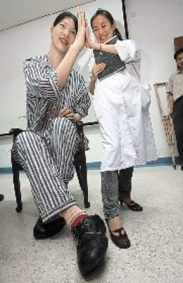 La mujer más alta camina de nuevo