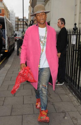 Pharrell Williams no tiene miedo a vestirse de rosa