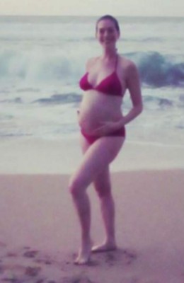 Anne Hathaway presume su aumentado embarazo