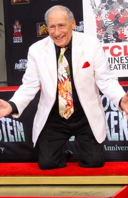 Mel Brooks inmortaliza su corbata tropical y sus once dedos