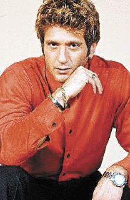 Bobby Larios dona su guardarropa