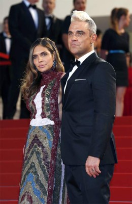 Robbie Williams y Ayda Field se salvan de pagar $25 mil por acoso sexual
