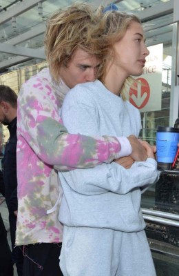 Justin Bieber palys the guitar and seranades his wife model Hailey Baldwin outside Buckingham Palace in London. The affectionate couple were also spotted on the London Eye. London, United Kingdom - Tuesday September 18, 2018. Photograph: © Palace Lee/PacificCoastNews. Los Angeles Office (PCN): +1 310.822.0419 UK Office (Avalon): +44 (0) 20 7421 6000 sales@pacificcoastnews.com