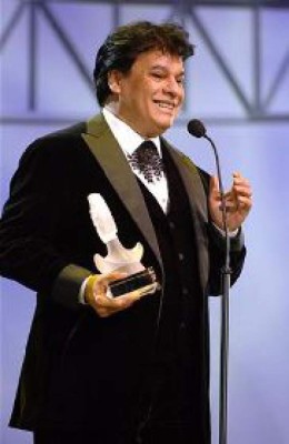 Juan Gabriel promueve campaña de apoyo a inmigrantes en EUA