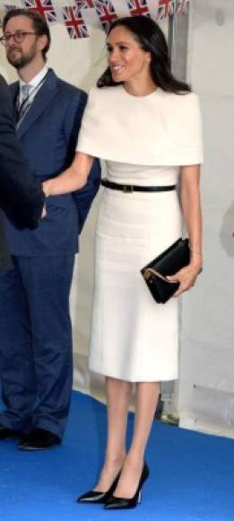 En cuanto a su look, la ex estrella de Suits no pudo resistirse a lucir otra diseño de Givenchy, misma casa de moda que creó su vestido de bodas.<br/>