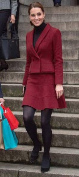 La ahorradora Kate recicló un blazer y una falda cruzada en color ocre de Paule Ka cuando mientras visitaba el University College London.<br/>