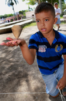 Los expertos hacen malabares con los trompos de Nano