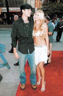 Enrique Iglesias desmiente boda con Ana Kournikova