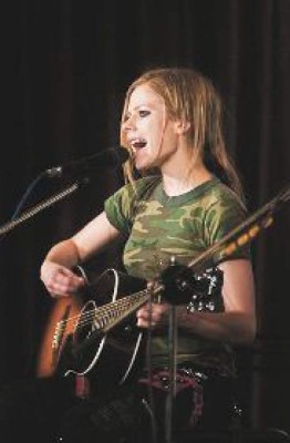 Avril se casa con Deryck Whibley