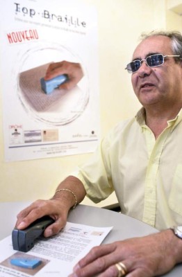 Nuevo invento para leer con yema de los dedos cambia la vida de los ciegos