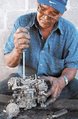 No se olvide de limpiar el carburador del auto