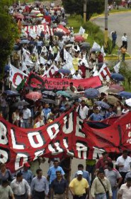 Miles de maestros marchan en protestas en contra del Gobierno