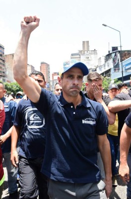 Opposition leader Henrique Capriles is seen during a demonstration against Nicolas Maduro's government east of Caracas on April 8, 2017. Venezuelan authorities on Friday banned a top opposition leader from public office for 15 years, the latest move in an increasingly tense power struggle in the crisis-hit country. Henrique Capriles was one of the leaders of mass demonstrations this week against socialist President Nicolas Maduro that led to clashes with police / AFP PHOTO / JUAN BARRETO