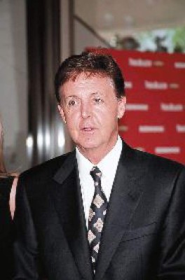 Subastan objetos de músicos famosos