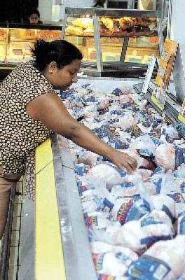 Honduras dispuesta a abrir fronteras a pollo tico