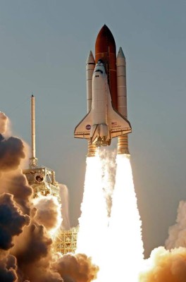 El Endeavour viaja hacia la ISS con la primera maestra en el espacio