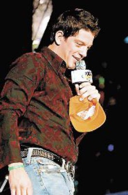 Yahír entrega Disco Triple de Platino a Roberto Carlos