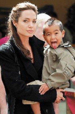 Angelina Jolie feliz con su nuevo hijo