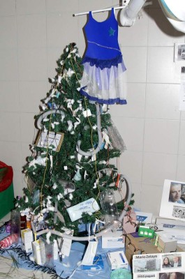 Medicinas y traje de palillona adornan árbol del IHSS