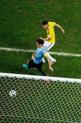Un soberbio James guia a Colombia y se cita con Brasil en cuartos