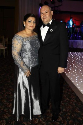 Joel Heyer y Vivian Zúniga se prometen amor en el altar