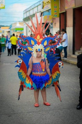 Guapos catrachitos celebran a la patria en Santa Bárbara