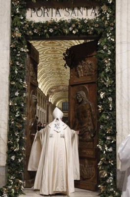 Pope Francis opens a Holy door of the St. Mary Major's Basilica as part of the Jubilee Year of Mercy, on January 1, 2016 in Rome. AFP PHOTO POOL / GIUSEPPE LAMI