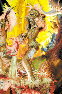 La samba se apodera del carnaval de Río